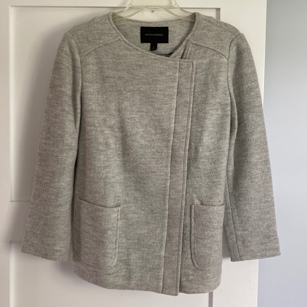 Short jacket in stretchy fabric.